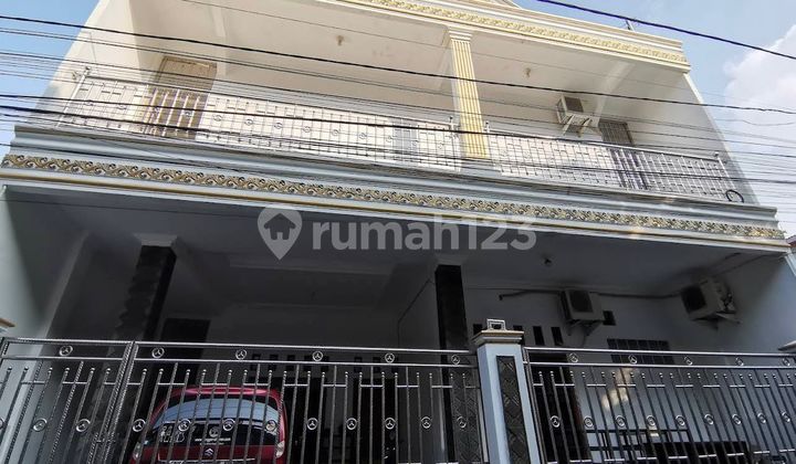 Disewakan Rumah 2 Lantai di Cempaka Putih - Cocok untuk Kantor, Bimbel, atau Kos