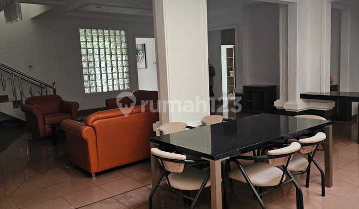 Rumah Luas & Nyaman di  Kelapa Gading - Lokasi Strategis & Asri!