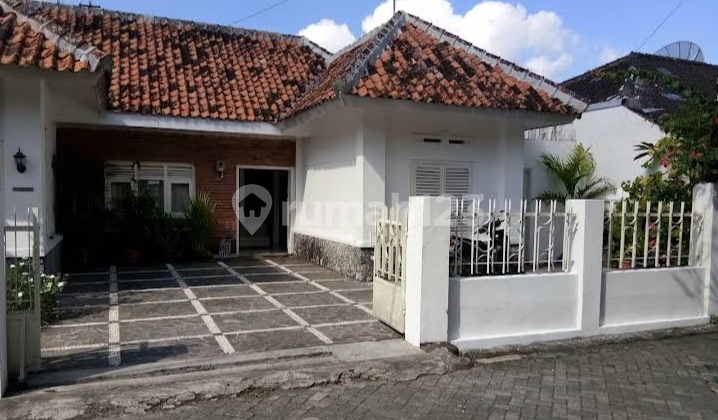 Rumah Tengah Kota Dekat Malioboro Konsep Kolonial 1