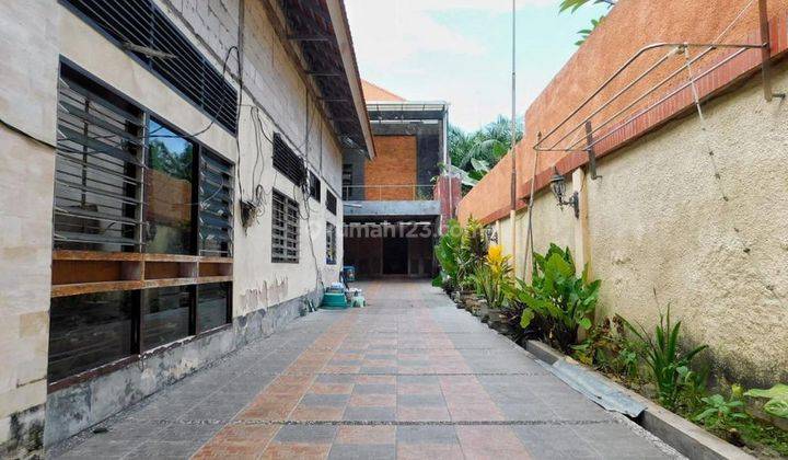 (I3) RUMAH BESAR JALAN UTAMA COKROAMINOTO 1