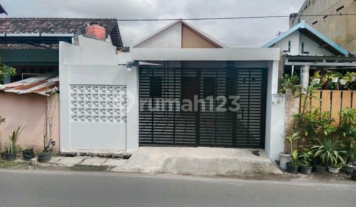 Nice Strategic House Near Samsat Solo Office