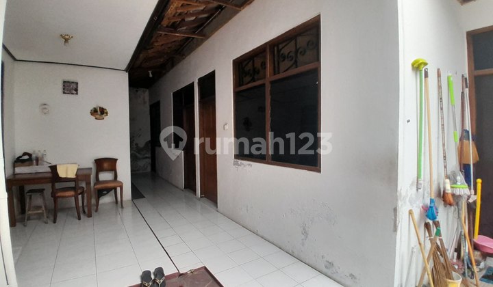 Affordable Spacious Classic House in Downtown Solo 2