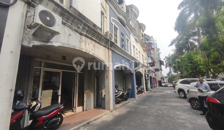 Ruko Sentra Bisnis 3.5 Lantai Siap AJB Lokasi Strategis di Pusat Bisnis Tanjung Duren, Cocok untuk Usaha Maupun Investasi Jangka Panjang. Berada di Kawasan Komersial yang Ramai dengan Akses Mudah ke Berbagai Fasilitas Umum.selling Point- Cocok untuk Kanto