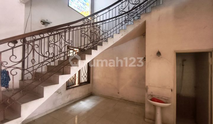 Rumah Strategis 2 Lantai Semifurnish Siap Dihuni di Tanjung Duren, Jakarta Barat