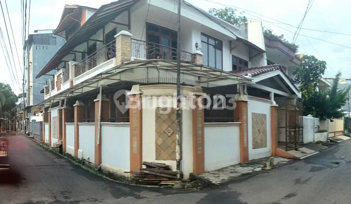 Rumah Mewah Tanjung Duren 2.5 Lantai Semifurnish Depan Lapangan Olahraga