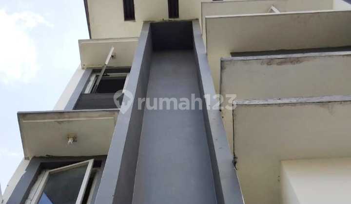 Rumah Huk Ngantong Dengan Bangunan 3 Lantai Seperti Ruko Di Tomang 2