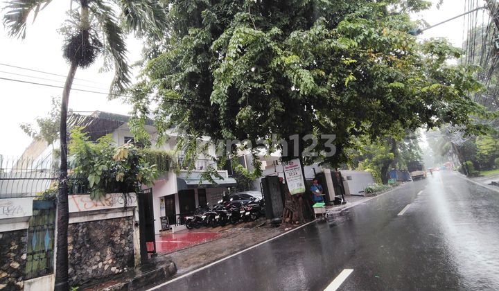 Rumah Strategis di Tomang 2 Lantai Cocok Hunian dan Usaha