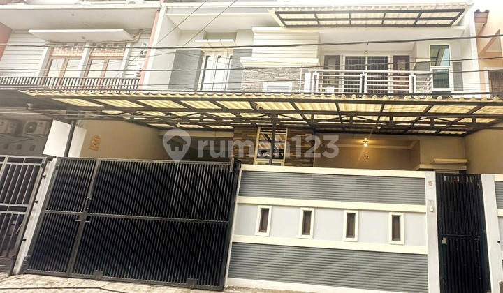 Rumah Cantik Minimalis Modern Semi Furnish 3 Lantai Di Tomang, Jakarta Barat