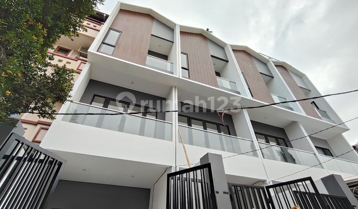 Rumah Baru Minimalis Modern 3,5 Lantai Di Jelambar, Jakarta Barat