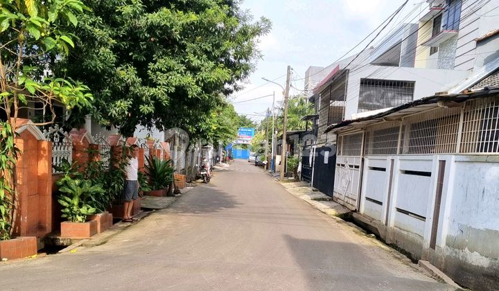 Rumah Huk Taman Ratu 2 Lantai Lokasi Strategis dan Bebas Banjir