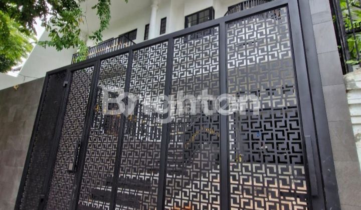 RUMAH MEWAH TOMANG DENGAN DESIGN MODERN 3 LANTAI