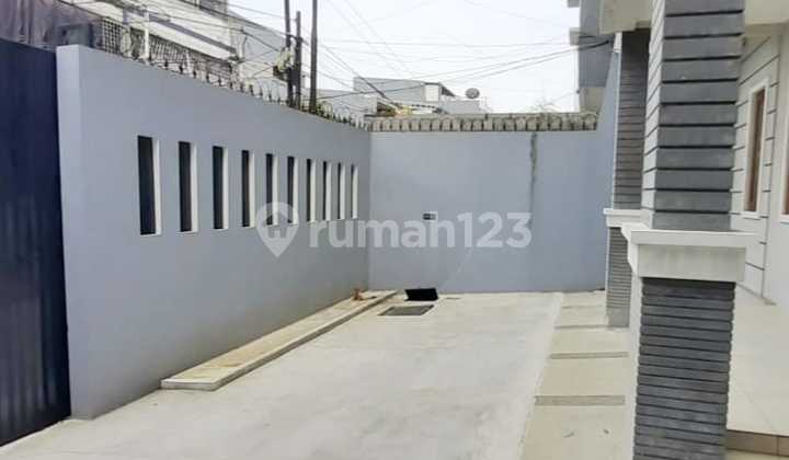 Two-Story Jelambar House Beside the Main Road and Flood-Free 2