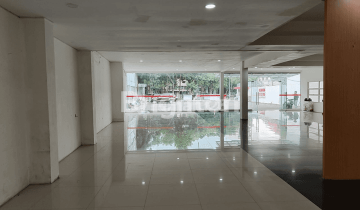 SHOWROOM MOBIL STRATEGIS DI SEGI EMPAT EMAS PUSAT KOTA SURABAYA !! 2