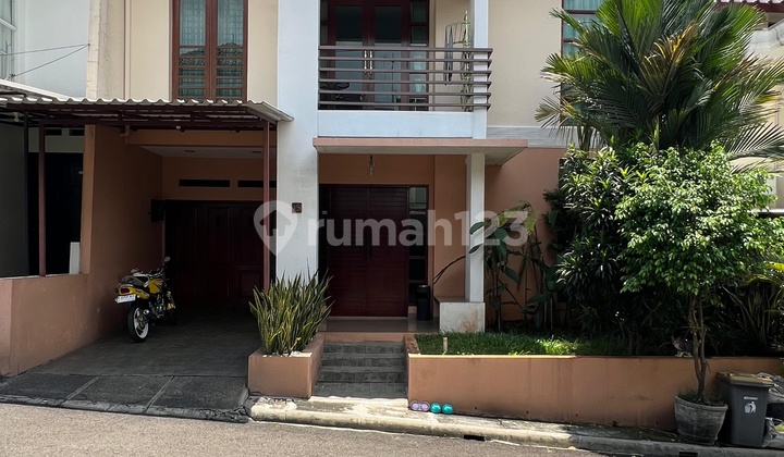 Rumah Minimalis Cantik Dalam Townhouse Veteran Jaksel