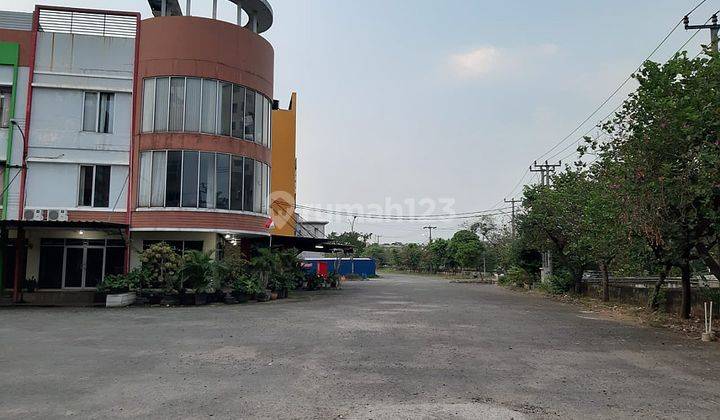 berada di kawasan pusat kota bekasi dan jalur utama propinsi 2