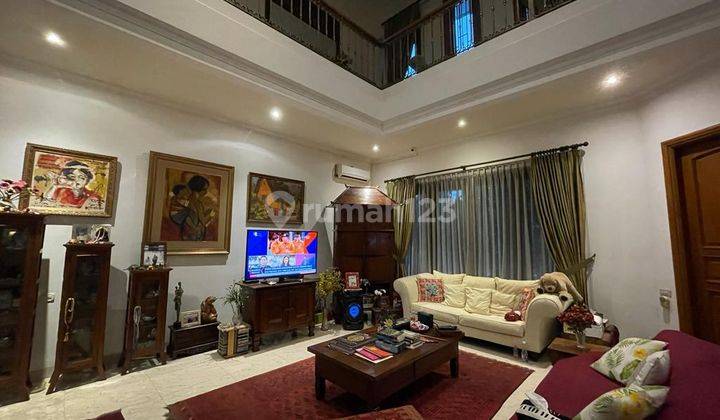 Rumah Klasik 2 Lantai Halaman Luas Semi Furnished Di Ampera 2