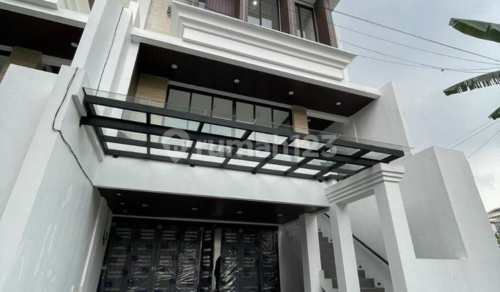 Rumah Modern 3 Lantai Dengan Kolam Renang Pribadi di Kawasan Bergengsi Cilandak