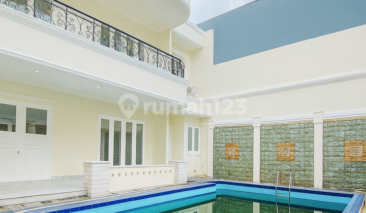 Rumah Mewah Siap Huni dengan Kolam Renang di Lebak Bulus - Lokasi Premium, Harga Spesial