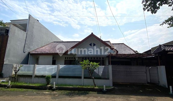 Rumah 1 Lantai Luas Tanah 330 m2 - Lokasi Strategis di Cinere