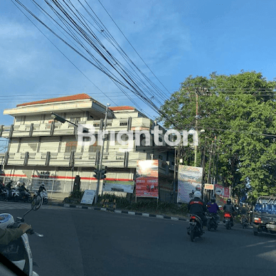 GEDUNG HOOK PINGGIR JALAN UTAMA DI DENPASAR 1