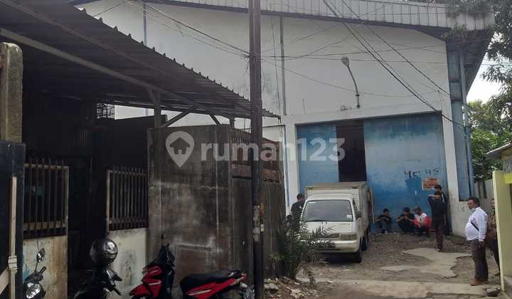 Gudang dan kantor masuk truk Fuso di Rawamangun  1
