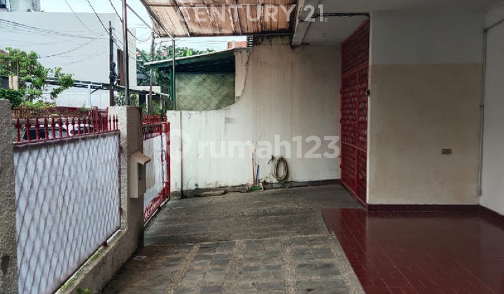 Rumah Lama 2 Lantai One Gate System di Rawamangun Jakarta Timur 2