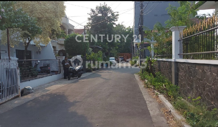 Nice Single-Story Hook House in the Elite Area of Kelapa Gading 2