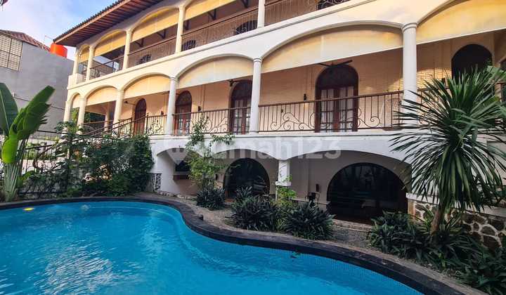 Rumah Bergaya Eropa di Lokasi Strategis Cilandak