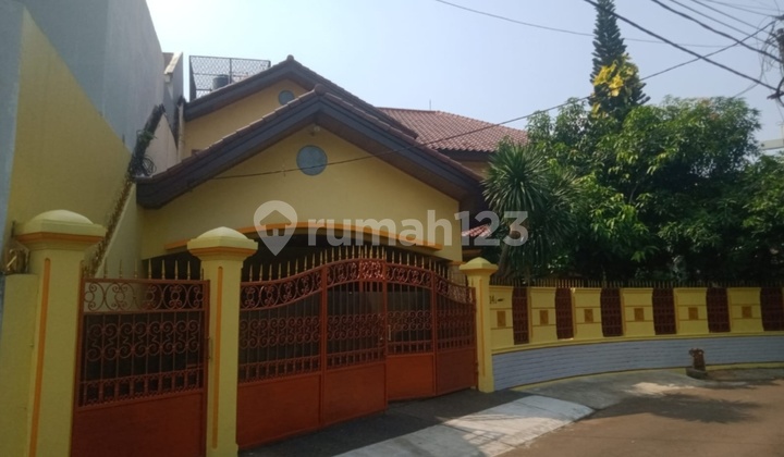 Rumah Bagus Dengan Pool Lokasi Premium Dalam Komplek Elit Di Cinere, Depok Rumah Bagus Dengan Pool Lokasi Premium Dalam Komplek Elit Di Cinere, Depok