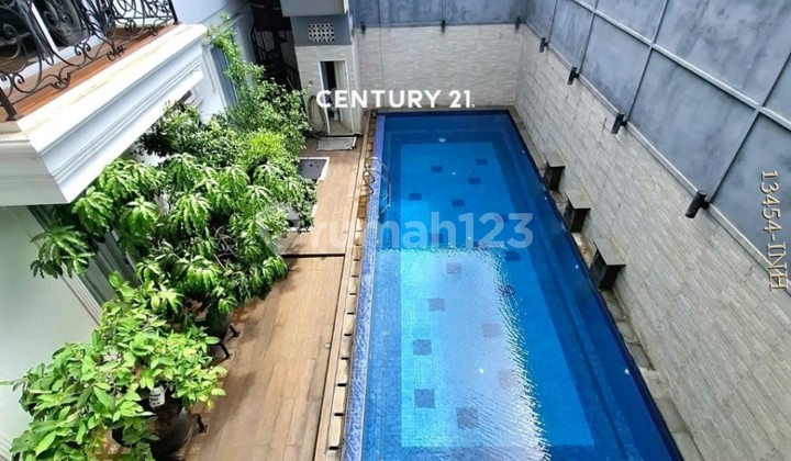Dijual CEPAT Rumah Putih Classic Dengan Pool Di Dekat Tol Parigi