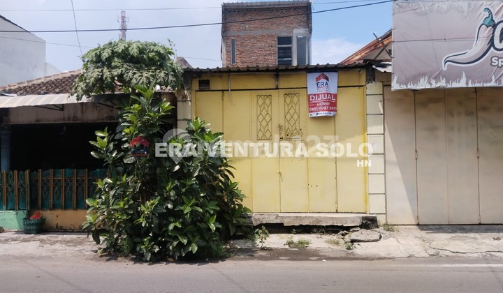 Strategic Shop House in a Crowded Cemani Area 1