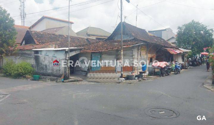 tanah tengah kota solo dekat dengan matahari singosaren  1