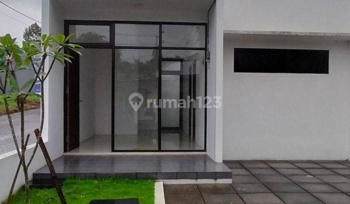 Rumah villa minimalis modern di Prigen Jawa timur  1