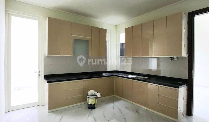 Rumah Baru 2,5 lantai Modern Minimalis Araya Malang 2