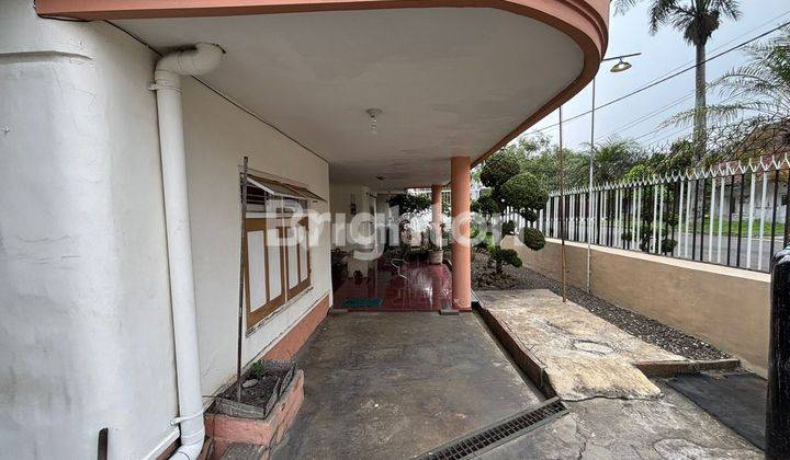 RUMAH LAMA TERAWAT DEKAT RAYA LANGSEP MALANG