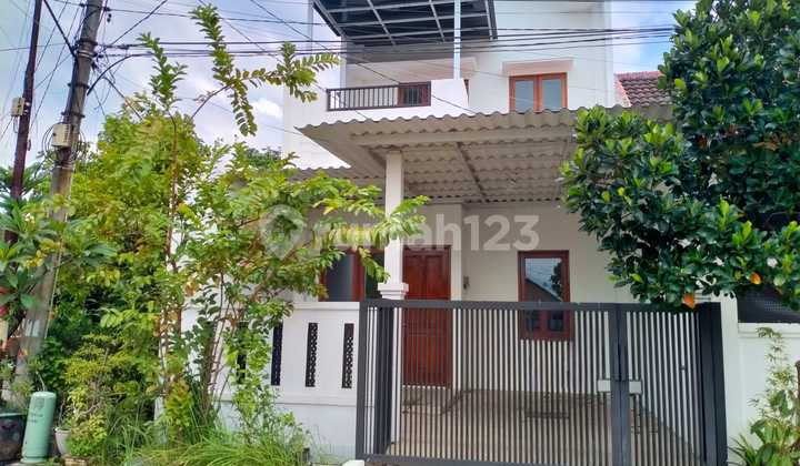 For Sale: House with Upper and Lower Free Canopy in Puri Indah Lestari, Sidoarjo.