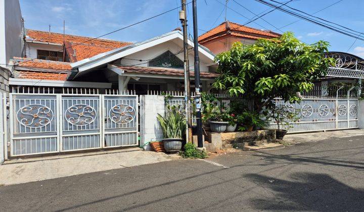 Rumah Bagus dan Strategis di Kemanggisan. Lokasi Dekat Taman dan Bus stop. Sangat Cocok Untuk Hunian. 2