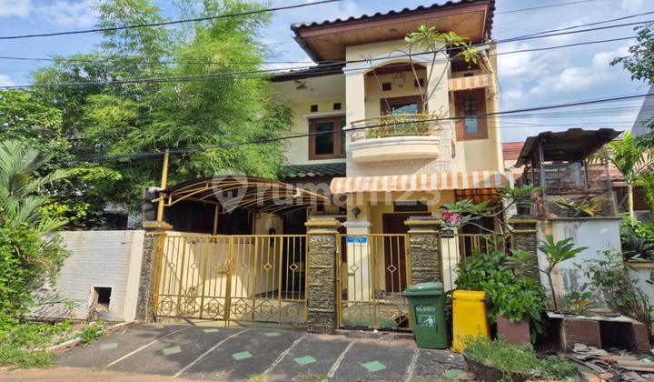 Rumah Bagus, Minimalis di Pondok Indah. Lokasi Strategis, Asri dan Sangat Cocok Untuk Hunian.