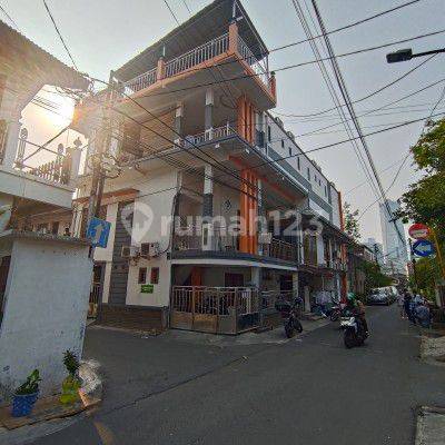 Rumah 3 Lantai Hoek Di Jl. Rengas 2 Kebayoran Baru. 2