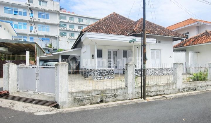 Rumah Lama di Sayap Riau Bandung di Bawah Harga Pasar