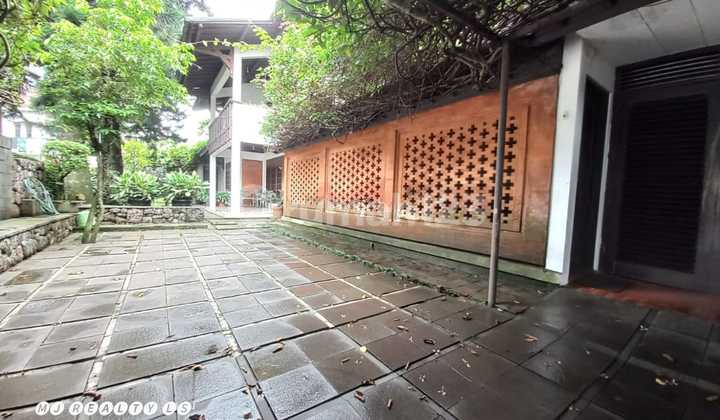 Good Deal! Spacious Bali-Style House in Cisitu Sayap Dago Near ITB Good Deal! Spacious Bali-Style House in Cisitu Sayap Dago Near ITB