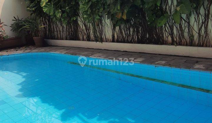 Rumah cantik, full furnish dilengkapi dengan kolam renang Sudah Renovasi 1