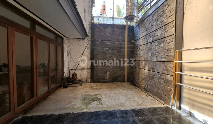 Rumah Kontrakan 2 Lantai Semi Furnished di Setrawangi, Bandung 2