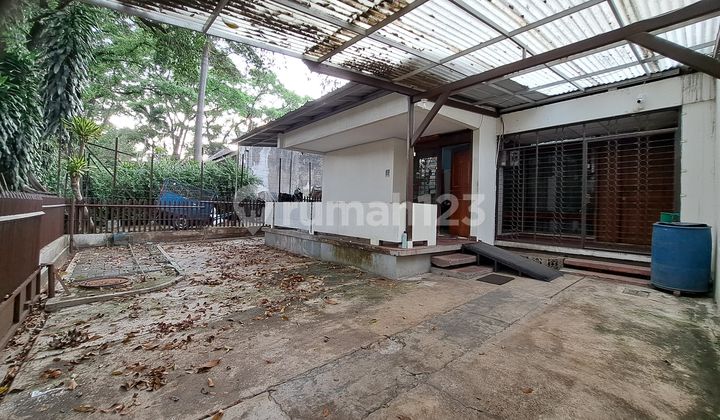 CHEAPEST! Old House in the City Center & Comfortable in a Strategic Location in Bandung – 2-Car Carport! 2
