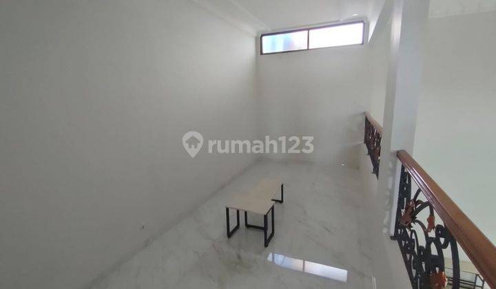 Rumah 2 Lantai Bagus SHM di Singgasana Pradana, Bandung 2