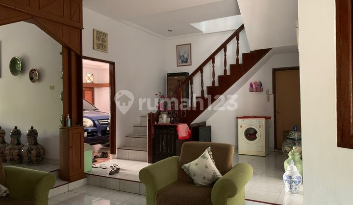 Rumah Mewah Posisi Sudut di Taman Setiabudi Indah Medan – Garasi 6 Mobil!