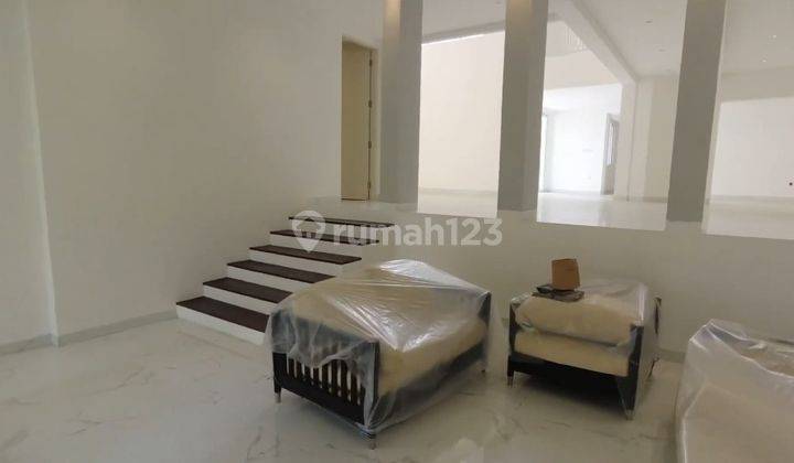 Rumah 2 Lantai Bagus Unfurnished di Setra Sari, Bandung 1