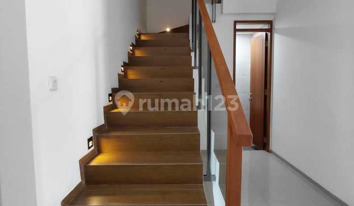 TERMURAH ! Rumah Minimalis Modern siap huni Bebas Banjir, di Mekarwangi 1