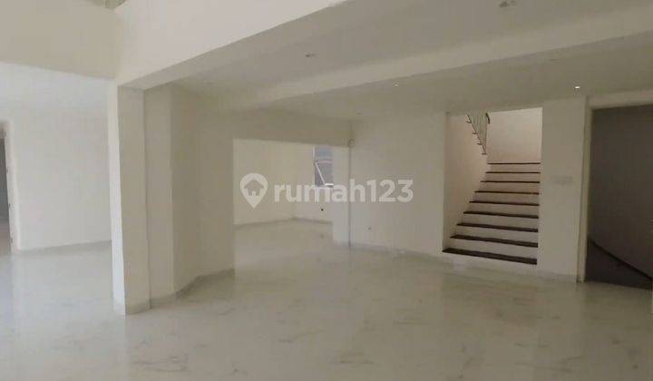 Rumah 2 Lantai Bagus Unfurnished di Setra Sari, Bandung 2