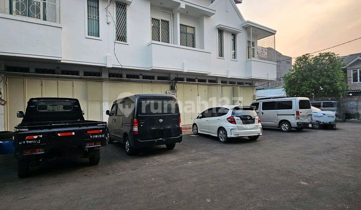 Ruko Gandeng 4 (Sudah Dijebol) 3 Lantai. 70 Juta/Unit. Posisi Badan Sampai Hoek. Tempat Parkir Luas Ruko Gandeng 4 (Sudah Dijebol) 3 Lantai. 70 Juta/Unit. Posisi Badan Sampai Hoek. Tempat Parkir Luas